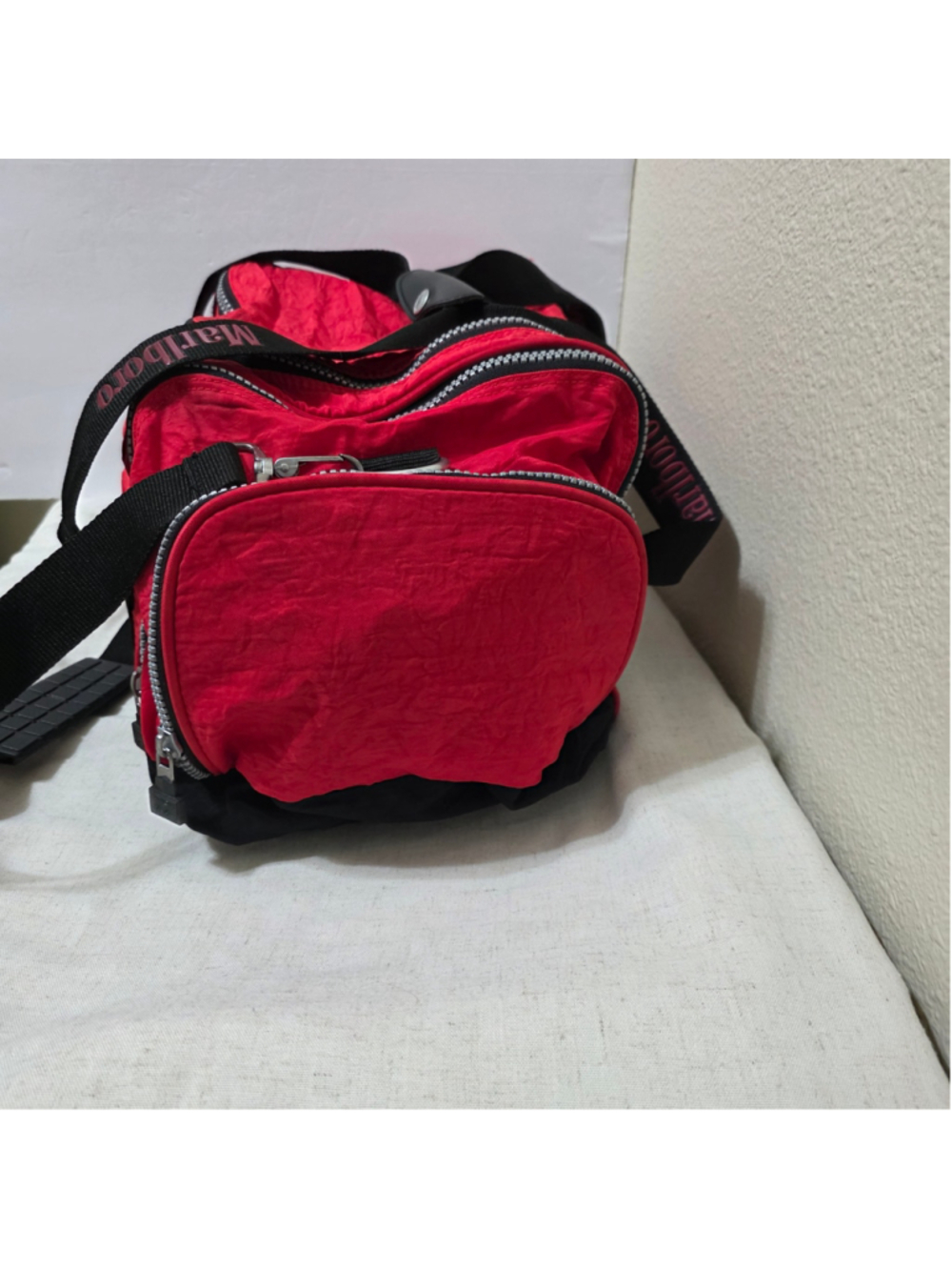 Vintage 90s Marlboro Unlimited Nylon Duffle Bag Red Black Travel Gym Shoulder - Picture 4 of 13